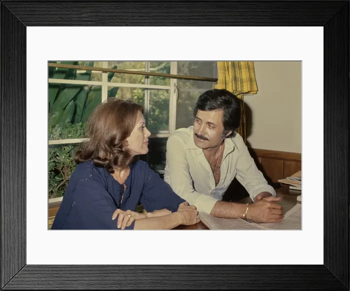 Framed Print : At Home With The Anistons Framed Print : At Home With The Anistons