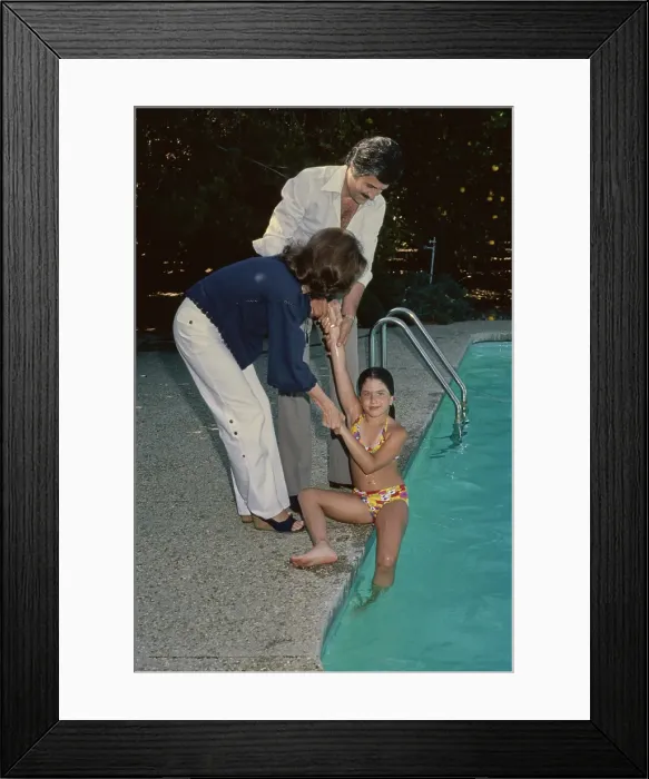 Framed Print : At Home With The Anistons Framed Print : At Home With The Anistons