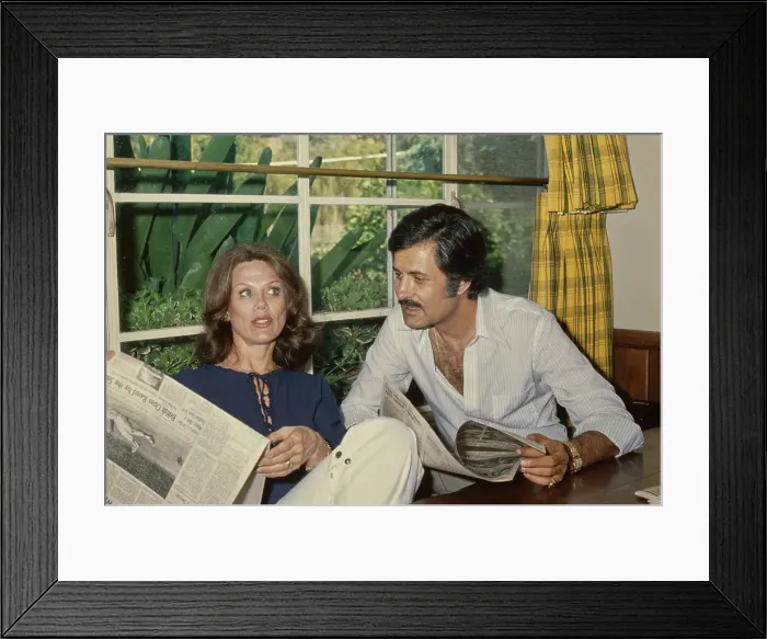 Framed Print : At Home With The Anistons Framed Print : At Home With The Anistons