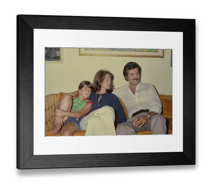 Framed Print : At Home With The Anistons Framed Print : At Home With The Anistons