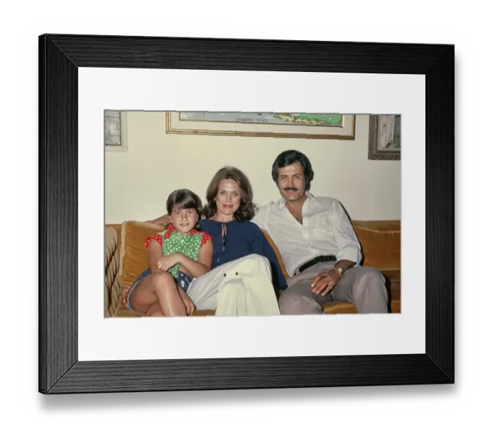 Framed Print : At Home With The Anistons Framed Print : At Home With The Anistons