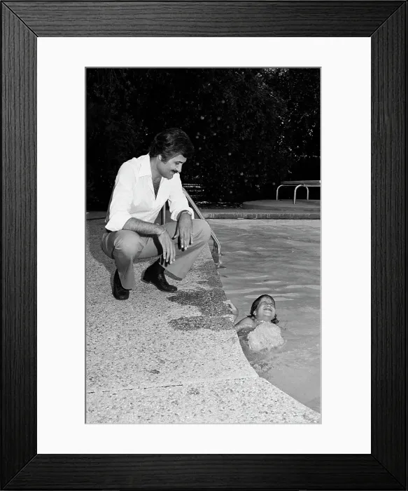 Framed Print : At Home With The Anistons Framed Print : At Home With The Anistons