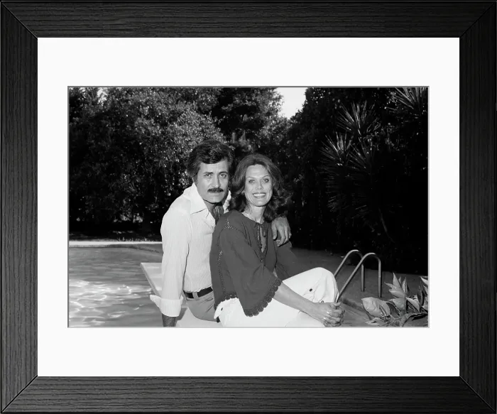 Framed Print : At Home With The Anistons Framed Print : At Home With The Anistons