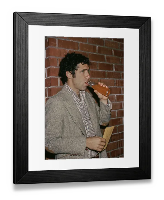 Framed Print : Elliott Gould Framed Print : Elliott Gould