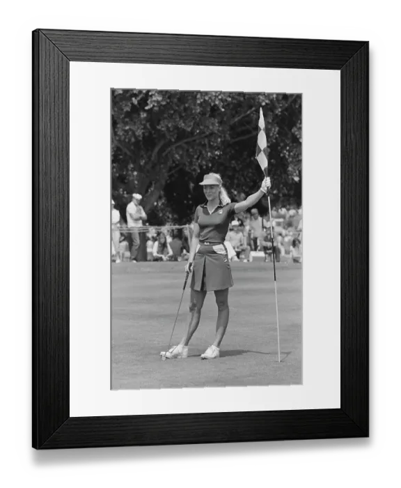Framed Print : Cindy Cox playing golf, USA, circa 1975. She is just turning professional Framed Print : Cindy Cox playing golf, USA, circa 1975. She is just turning professional