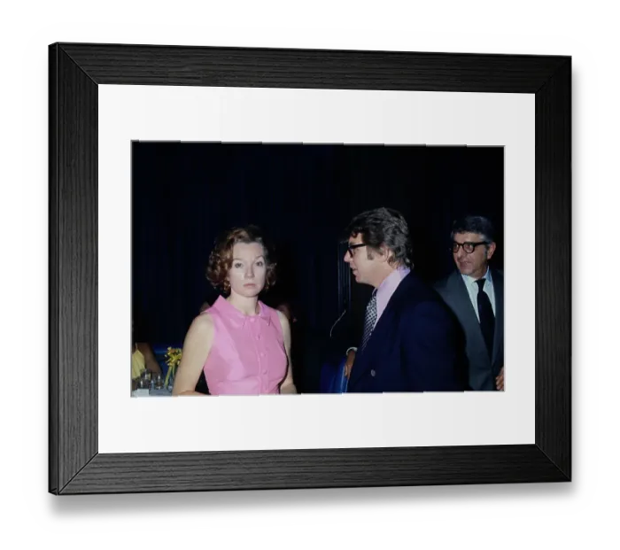Framed Print : Shirley MacLaine & Pete Hamill Framed Print : Shirley MacLaine & Pete Hamill