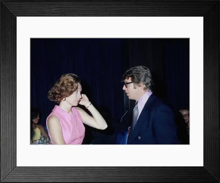 Framed Print : Shirley MacLaine & Pete Hamill Framed Print : Shirley MacLaine & Pete Hamill