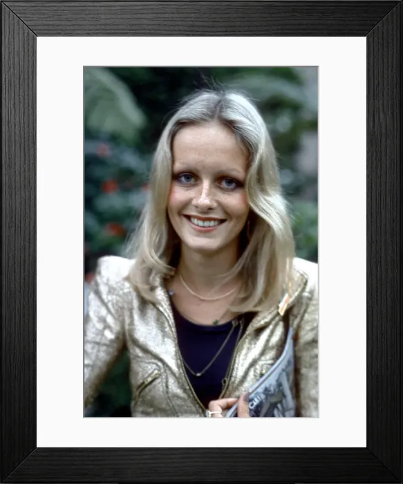 Framed Print : Twiggy. LOS ANGELES - CIRCA 1973: English supermodel Twiggy attends an