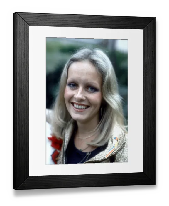 Framed Print : Twiggy. LOS ANGELES - CIRCA 1973: English supermodel Twiggy attends an