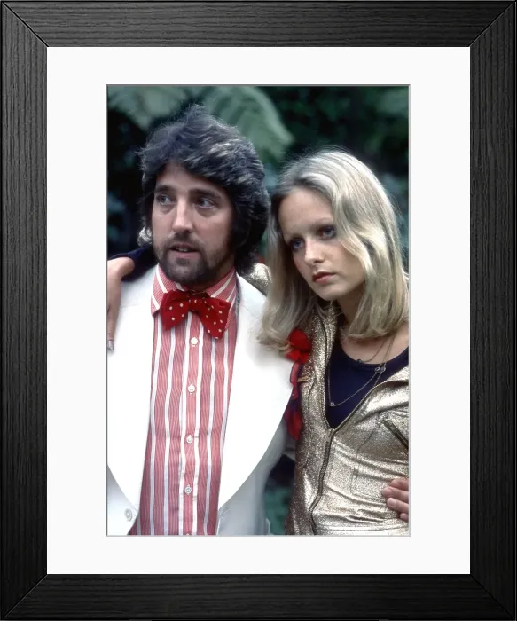 Framed Print : Twiggy. LOS ANGELES - CIRCA 1973: English supermodel Twiggy
