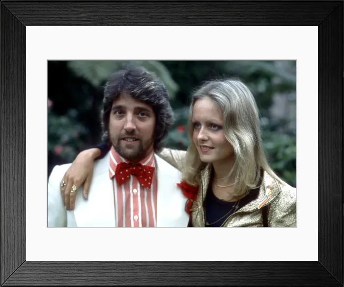 Framed Print : Twiggy. LOS ANGELES - CIRCA 1973: English supermodel Twiggy