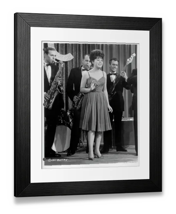 Framed Print : Photo of Linda Scott Framed Print : Photo of Linda Scott