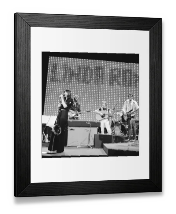 Framed Print : Photo of Linda Ronstadt Framed Print : Photo of Linda Ronstadt
