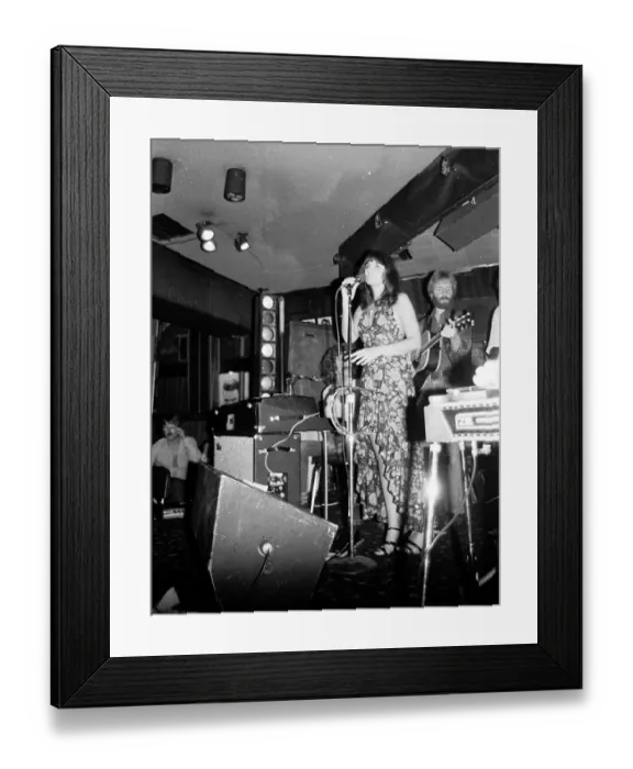 Framed Print : Photo of Linda Ronstadt Framed Print : Photo of Linda Ronstadt