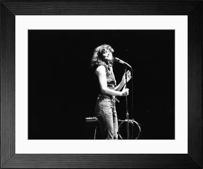 Framed Print : Photo of Linda Ronstadt Framed Print : Photo of Linda Ronstadt