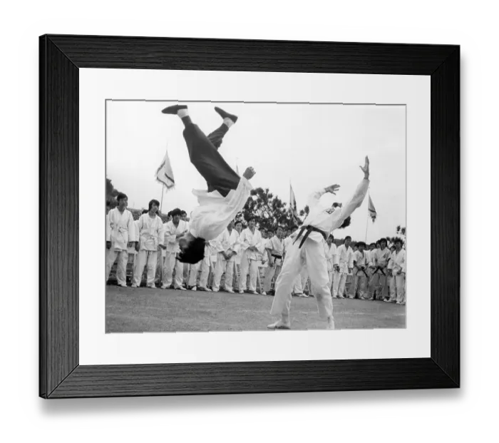 Framed Print : Photo of Bruce Lee