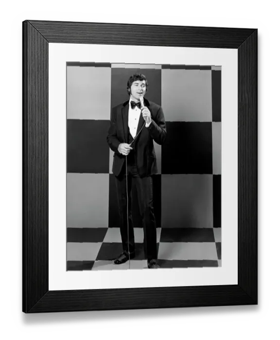 Framed Print : Photo of Engelbert Humperdinck Framed Print : Photo of Engelbert Humperdinck