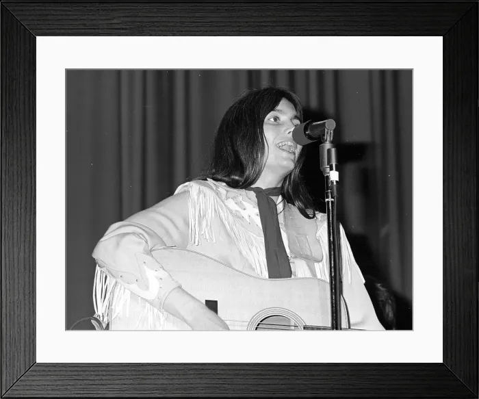Framed Print : Photo of Emmylou Harris Framed Print : Photo of Emmylou Harris