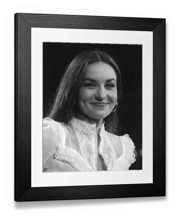 Framed Print : Photo of Crystal Gayle Framed Print : Photo of Crystal Gayle