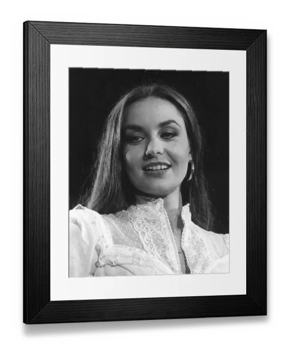 Framed Print : Photo of Crystal Gayle Framed Print : Photo of Crystal Gayle