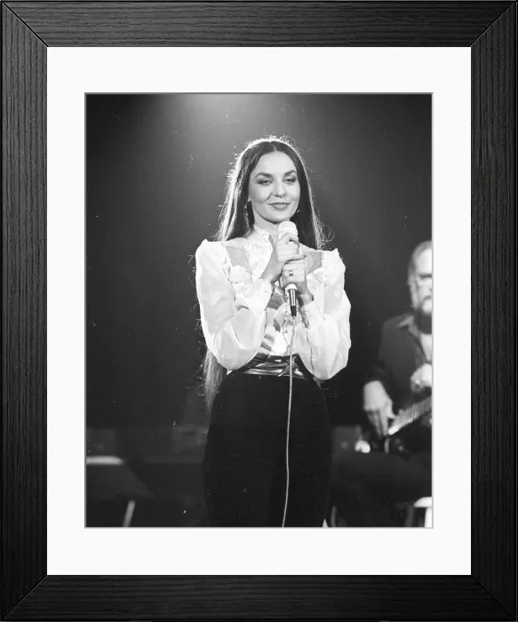 Framed Print : Photo of Crystal Gayle Framed Print : Photo of Crystal Gayle