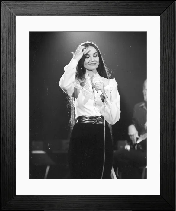 Framed Print : Photo of Crystal Gayle Framed Print : Photo of Crystal Gayle