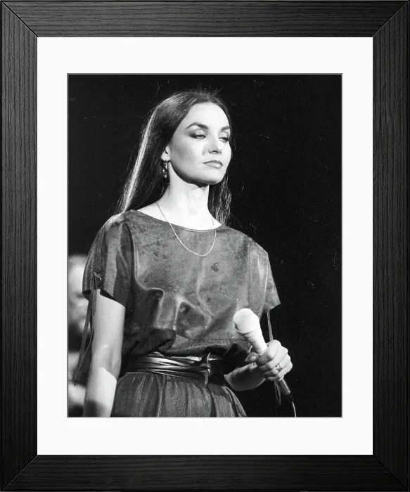 Framed Print : Photo of Crystal Gayle Framed Print : Photo of Crystal Gayle