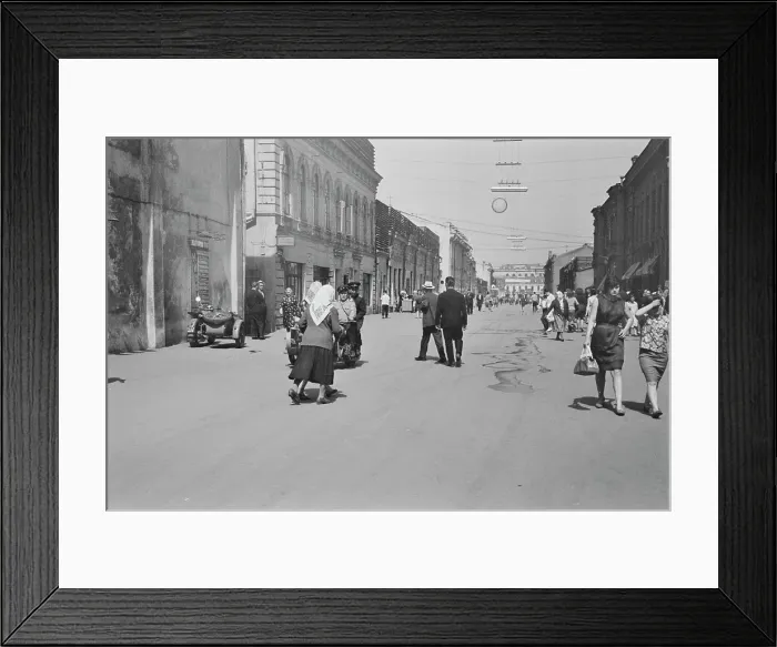 Framed Print : Irkutsk Shopping Framed Print : Irkutsk Shopping