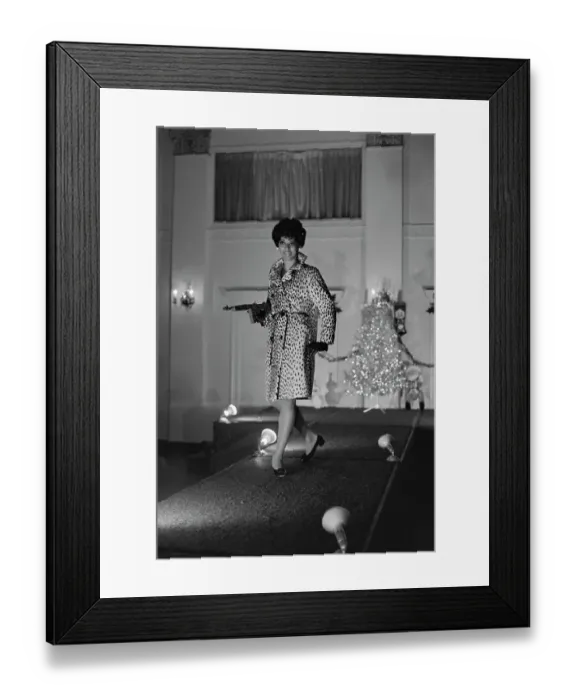 Framed Print : She's A Model And She's Looking Good Framed Print : She's A Model And She's Looking Good
