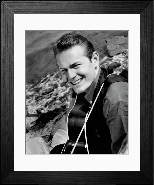 Framed Print : Gordon Lightfoot Portrait with Guitar Framed Print : Gordon Lightfoot Portrait with Guitar