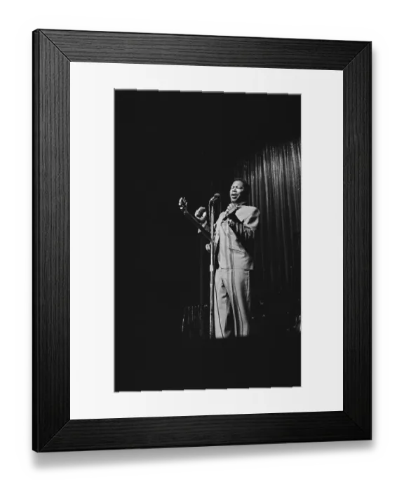 Framed Print : B.B. King. American guitarist B.B. King (1925 - 2015) performs at the Apollo Framed Print : B.B. King. American guitarist B.B. King (1925 - 2015) performs at the Apollo