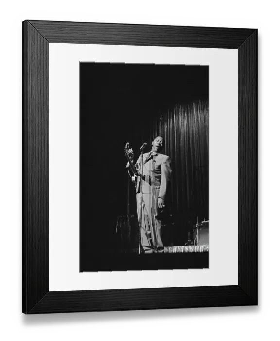 Framed Print : B.B. King. American guitarist B.B. King (1925 - 2015) performs at the Apollo Framed Print : B.B. King. American guitarist B.B. King (1925 - 2015) performs at the Apollo
