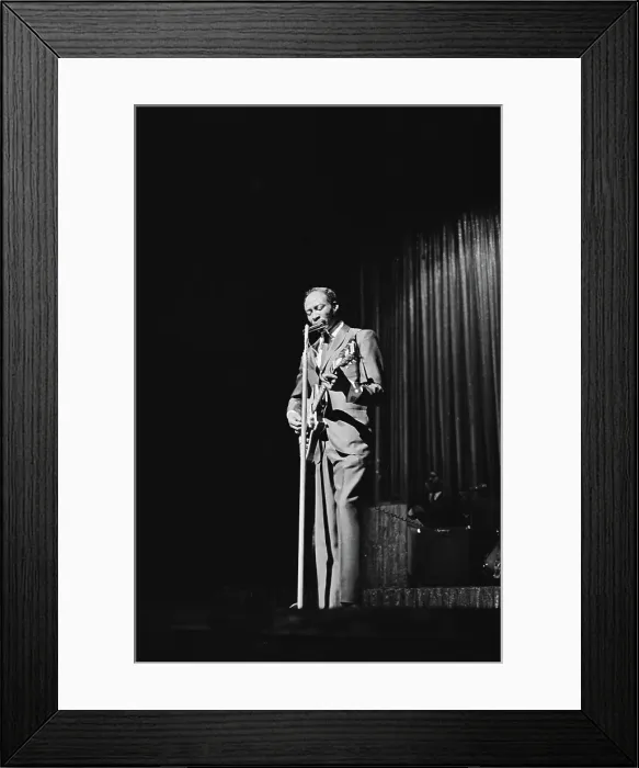 Framed Print : B.B. King. American guitarist B.B. King (1925 - 2015) performs at the Apollo Framed Print : B.B. King. American guitarist B.B. King (1925 - 2015) performs at the Apollo