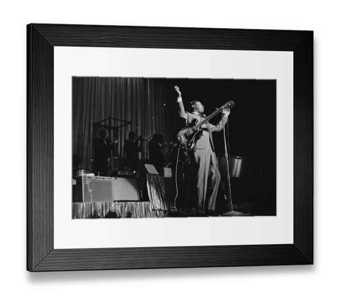 Framed Print : B.B. King. American guitarist B.B. King (1925 - 2015) performs at the Apollo Framed Print : B.B. King. American guitarist B.B. King (1925 - 2015) performs at the Apollo