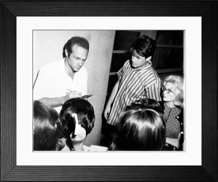 Framed Print : Mike Love & Brian Wilson Sign Autographs