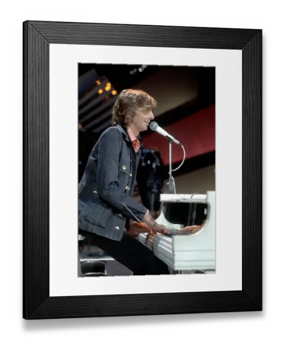 Framed Print : Photo of Barry Manilow Framed Print : Photo of Barry Manilow