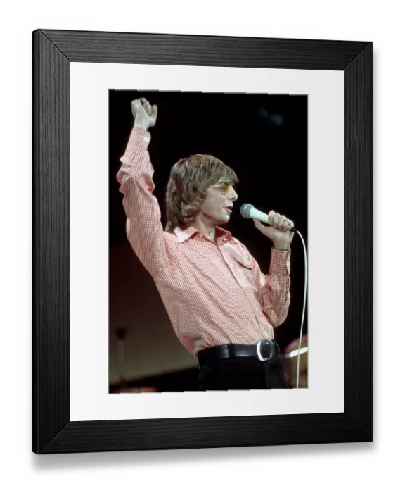 Framed Print : Photo of Barry Manilow Framed Print : Photo of Barry Manilow