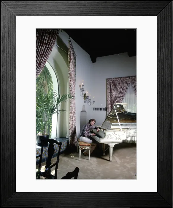 Framed Print : Photo of Engelbert Humperdinck Framed Print : Photo of Engelbert Humperdinck