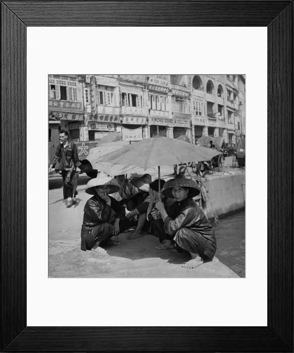 Framed Print : Hong Kong. People sheltering from the sun under an umbrella in Hong Kong, circa 1930 Framed Print : Hong Kong. People sheltering from the sun under an umbrella in Hong Kong, circa 1930