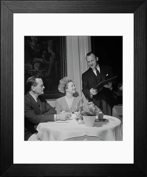 Framed Print : 21 Club. Customers talk to a waiter before having dinner at the 21 Club, restaurant Framed Print : 21 Club. Customers talk to a waiter before having dinner at the 21 Club, restaurant