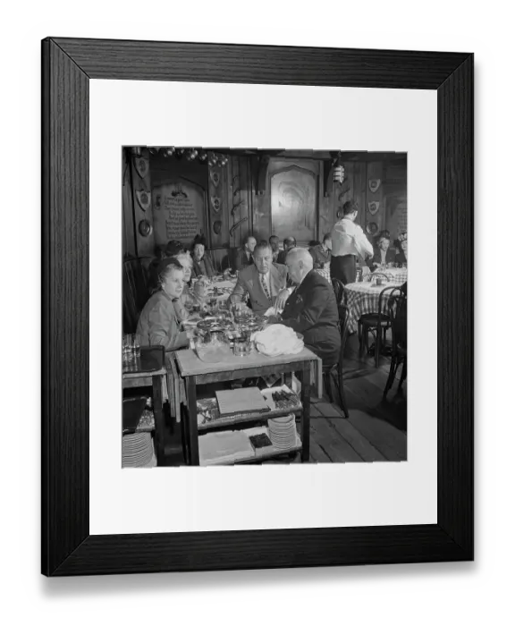 Framed Print : 21 Club. Customers having dinner at the 21 Club, restaurant Framed Print : 21 Club. Customers having dinner at the 21 Club, restaurant