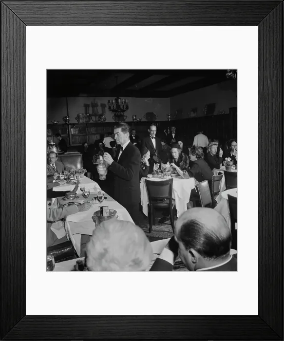 Framed Print : 21 Club. Customers having dinner at the 21 Club, restaurant Framed Print : 21 Club. Customers having dinner at the 21 Club, restaurant