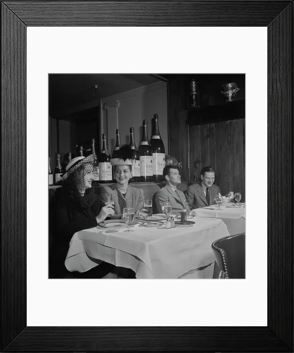 Framed Print : 21 Club. Customers having dinner at the 21 Club, restaurant Framed Print : 21 Club. Customers having dinner at the 21 Club, restaurant