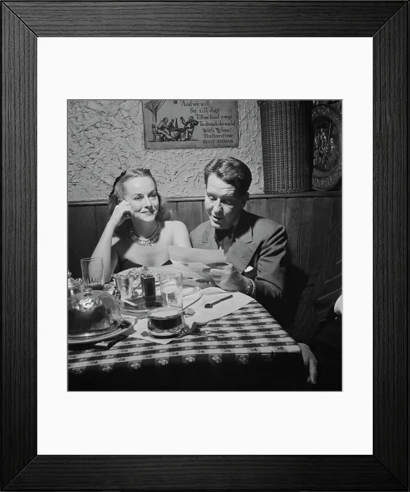 Framed Print : 21 Club. Customers having dinner at the 21 Club, restaurant Framed Print : 21 Club. Customers having dinner at the 21 Club, restaurant