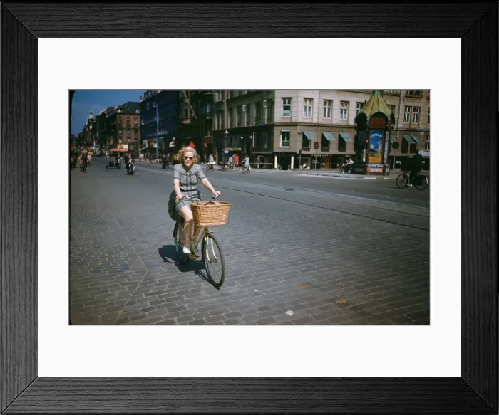 Framed Print : CYCLISTS IN COPENHAGEN Framed Print : CYCLISTS IN COPENHAGEN