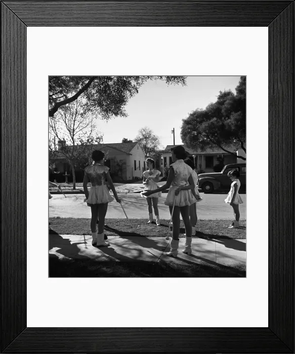 Framed Print : Debbie Reynolds with the Burbank Majorettes
