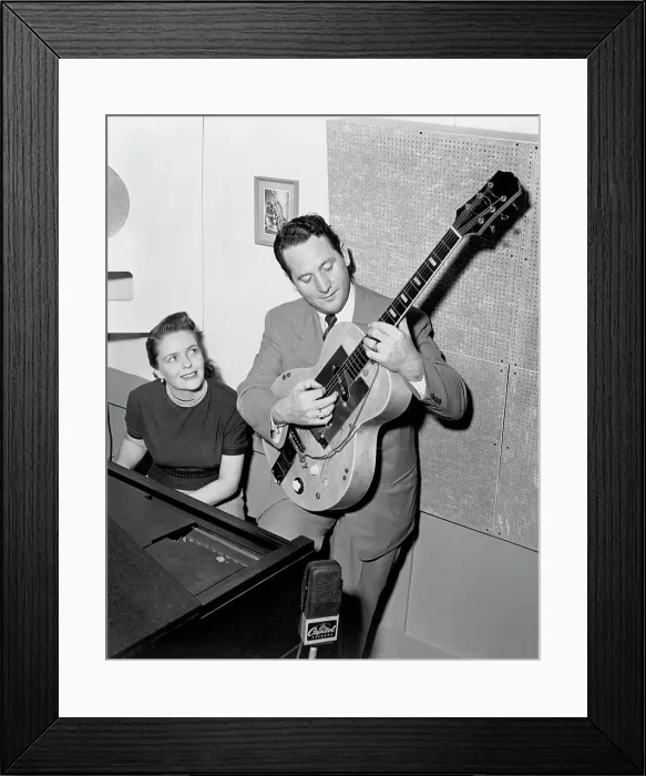 Framed Print : Les Paul & Mary Ford Recording For Capitol Records Framed Print : Les Paul & Mary Ford Recording For Capitol Records