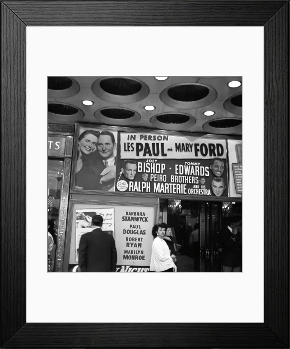 Framed Print : New York Paramount Marquee