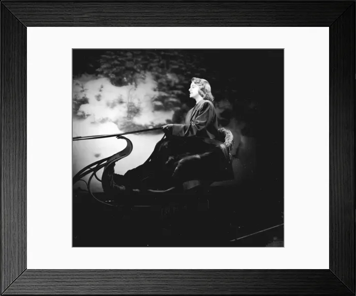 Framed Print : Rosemary Clooney On Set Framed Print : Rosemary Clooney On Set