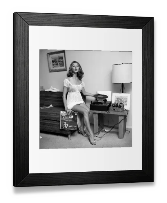 Framed Print : Vikki Dougan Portrait Session at Home Framed Print : Vikki Dougan Portrait Session at Home